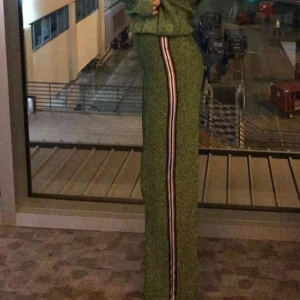  - Slutsålda och omskrivna H&M byxan - Oanvänd! Storlek 34 men passar även de som normalt har 36. Prislapp på! Säljer för original pris då jag inte har använt byxan! Kan diskuteras vid snabb affär