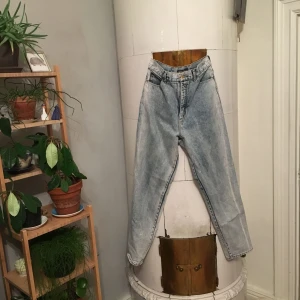  - Asfina jeans, storlek ca 38-40 skulle jag säga. Skriv ett Meddelande för exakta mått