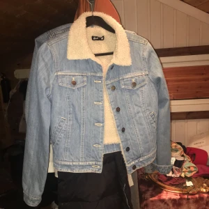  - använd 1 gång så den är som ny. köpt på bil bok för några år sedan, super fin men kommer aldrig till användning! 