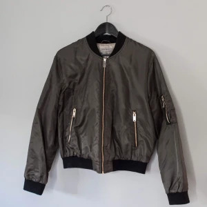  - Military green bomber från Zara • Använd 2 gånger mycket fint skick • Gulddetaljer