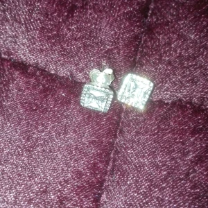  - Pandora örhängen. Nya.