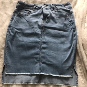  - Snygg jeanskjol från Vero Moda. Aldrig använd. 