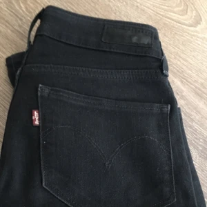  - Svarta jeans från Levis i modellen "bold curve" vilket framhäver kurvor. Säljer till ett bra pris så först till kvarn! 