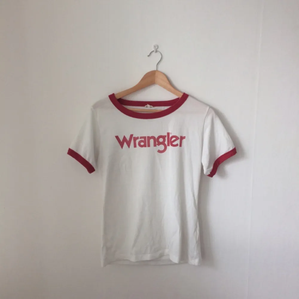 Wrangler T-shirt(från deras 70 years collection). Jätteskön och bra kvalitet, använd 1 gång.. T-shirts.