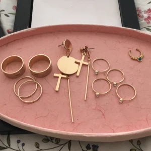  - Lite blandade smycken, de är använda därav det låga priset. Allt på bilden ingår i priset! ✨✨