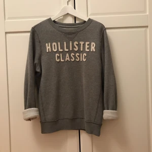  - Sparsamt använd Hollistertröja. Användes 2012 men har hängt oanvänd i garderoben sen dess, MYCKET fins skick. Rätt liten i storleken, inköpspris ca 300kr.   Möts upp i Stockholm eller så står köparen för frakten 🎈