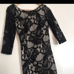  - Klänning i fint skick använd endast 1 gång, frakt tillkommer. 