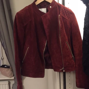  - Mockajacka från Mango. Färgen är vinröd. Den är i gott skick och passar perfekt till hösten. 