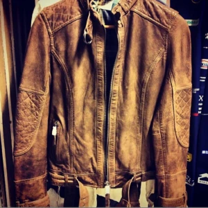  - Säljer en snygg wrangle skinnjacka i storlek Small. Jackan är endast använd 2 gånger. Säljes pga av att den inte kommer till användning.   Stl: Small/36-38 Nypris: 5999kr Pris: 1000kr