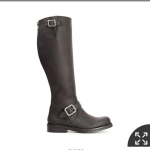  - Svarta stövlar från urban projekt, nypris 2300. Mycket bra skick. Kan skicka men köparen står för frakten 