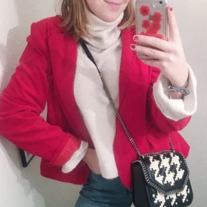  - VÄLDIGT snygg röd sammetskavaj!! Rödare i verkligheten än vad den ser ut på bild! 