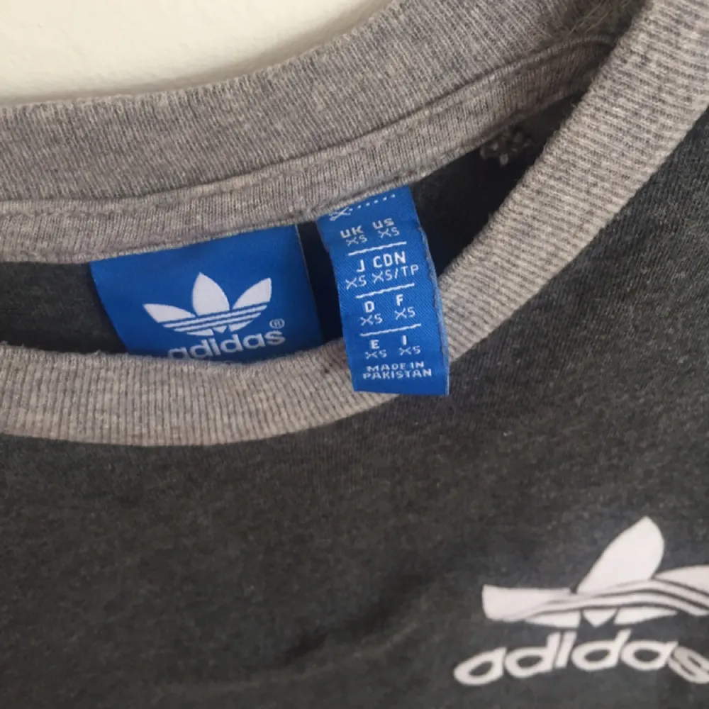 T-shirt från Adidas, använd endast ett fåtal gånger, säljs då den inte passar mig. T-shirts.