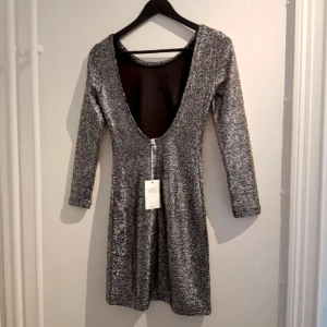  - Superfin guldaktig klänning från & Other Stories. Helt ny med lappar kvar! Nypris 550kr. 