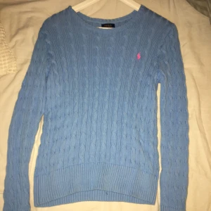  - Jättefin blå kabelstickad tröja ifrån Ralph Lauren. Köpt sommaren 2016 på NK barn. Strl XL i barn strl, men passar mig som har strl S, använd ungefär 2 gånger sen jag köpte den. Möts upp i Stockholm  