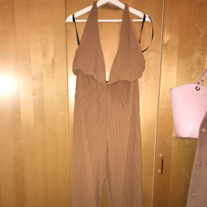  - Stor i storlek så passar även en 44. ASSNYGG jumpsuit aldrig använd med tags kvar. För stor för mig.  Väldigt låg i urringning. Med denna blir du lätt festens snyggaste!!  OBS. Lite lång på mig som e 170. Men med höga klackar går det!