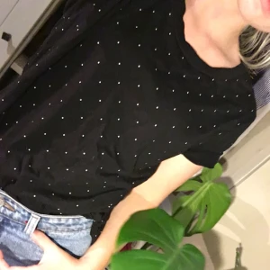  - Svart t-Shirt med vita prickar från lager157 strl S