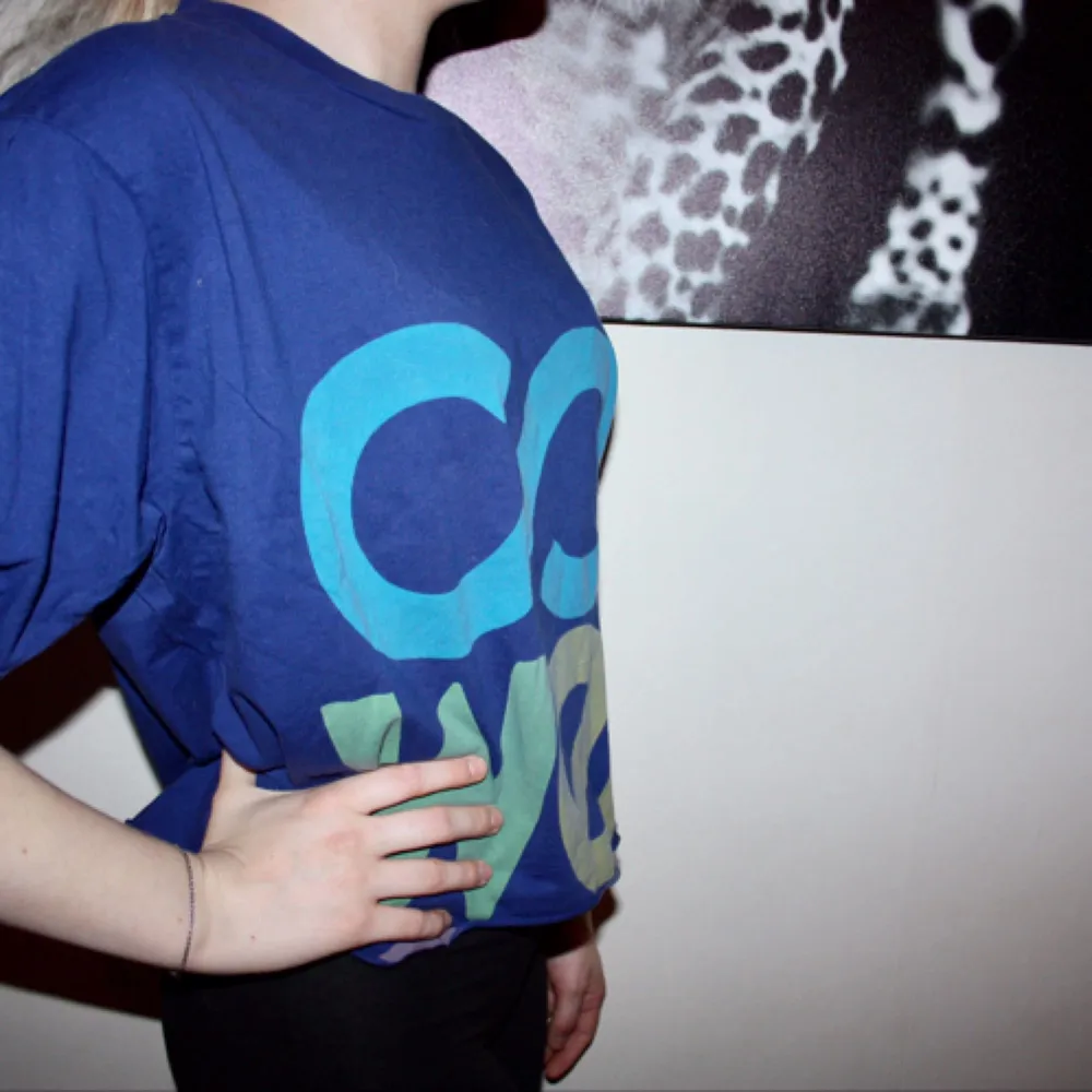 Mörkblå avklippt T-shirt från Sweet Skateboards. Storlek large. Som en oversize croptop :)  Frakt 30kr. T-shirts.