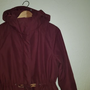  - Jättefin varm figursydd vinterjacka från Carlings i strl S. Midjemåttet är justerbart så man kan göra den mindre eller större i midjan beroende på önskad passform :) 