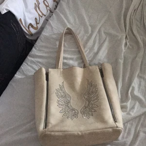  - En "shopper" som är väl använd men fortfarande i bra skick. Man kan tvätta bort de under väskan. Köpte den för ungefär 800kr har jag för mig. Har bara legat i garderoben i tvår år om inte mer. Tillkommer en "clutch" som matchar väskan och extra band ifall man inte bara vill ha den över axeln. Mitt pris 400 men kan gå ner i pris vid snabb affär