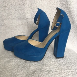  - Skinnimiterade klackar. Säljes pga att dom aldrig kommit till användning. Det står storlek 35 på skorna men jag har 36 och dom passar perfekt!  Kan mötas upp i Örebro-området annars står köparen för frakten.