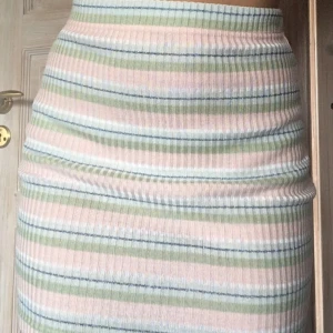  - Söt kjol i randigt och glitter! Köpt på second hand och aldrig använd.✨ Köparen står för frakten