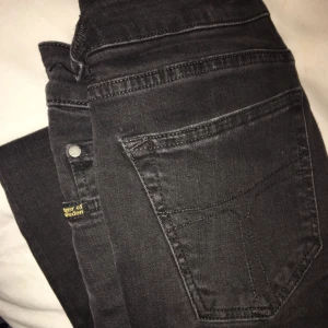  - Skinny jeans från Tiger of Sweden, mörkgråa. Är tyvärr trasiga i en av hämmarna där bak, säljs därför väldigt billigt :)