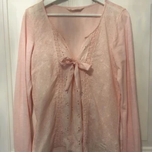  - Odd molly blus, använd vid två tillfällen så den är i nyskick. Säljes pga att den är lite för stor för mig. Storlek 2