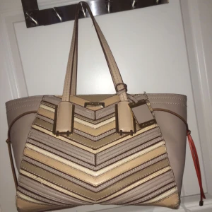  - fin väska som är väldigt fräsh fortfarande, köptes på river island men inte använd jättemycket. dock är den lite sliten oså på botten under väskan och därför säljs den för mycket billigare.