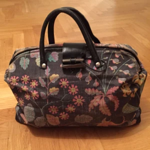  - Josef Frank ”Under Ekvatorn” väska. Sliten i väcken på sidorna - se sista bilden. 