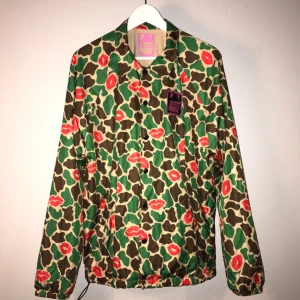  - Tunn jacka med knäppning. Fickor finns på bägge sidor. Endast använd en gång - Fint skick! Stl är Unisex Medium, själv är jag xs/34. Snygg i oversize  www.mttmnyc.com