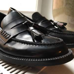 Loafers i läder - Använda ett par gånger. Fint skick! Upphämtning eller Köpare står för frakt.