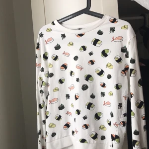  - Aldrig använd tröja från divided H&M