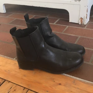  - Snygga skor från Monki! Använda bara vid få tillfällen förra hösten. Har sedan stått i garderoben sen dess.  Snygga nu till hösten🌹