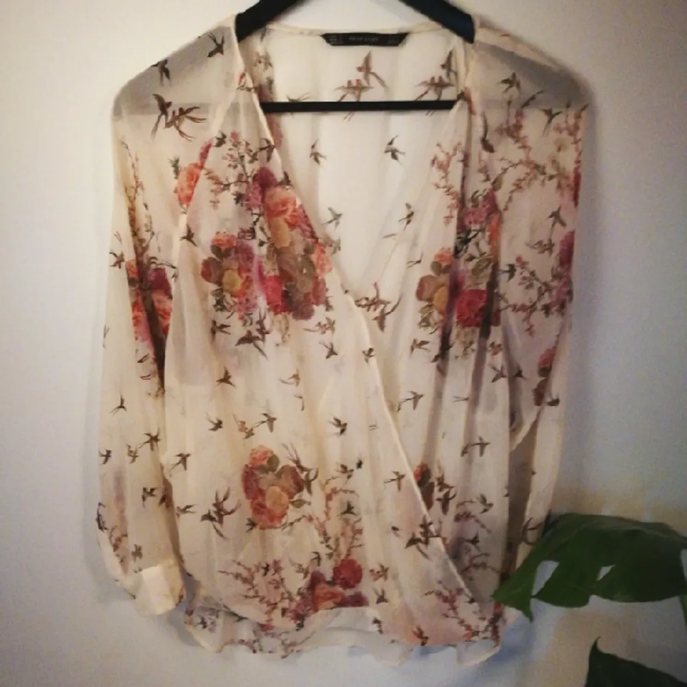 Beautifully falling sheer blouse, suitable for a more celebratiry event or worn casually. It is comfortable and has a gorgeous romantic print on it. The item is made in Morocco.. Blusar.