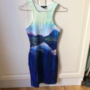  - Klänning med supervackert motiv och färger, öppen rygg. Figursydd.