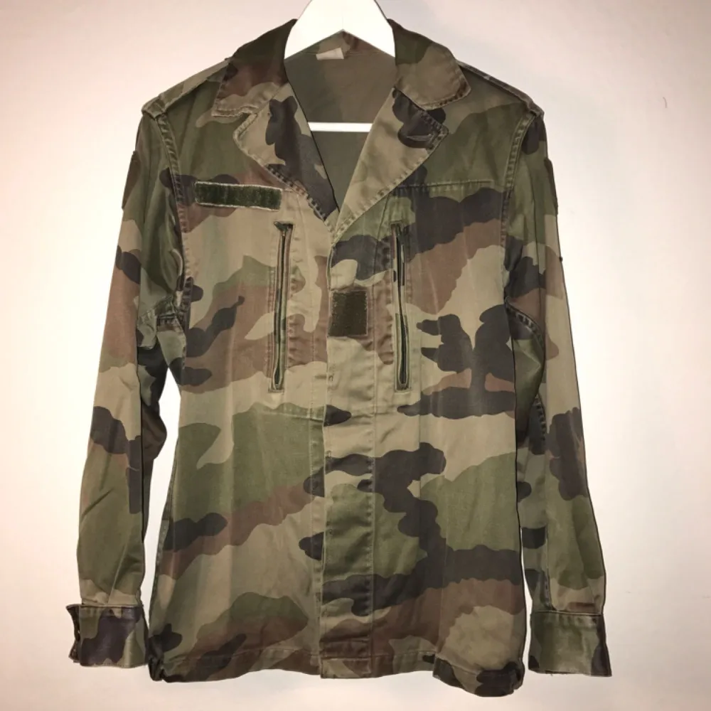 Oversize camouflage jacka med dold knappning, två fickor med dragkedja.  Alternativ kragknäppning - se bild.  Använd endast ett fåtal gånger - Fint skick! . Jackor.