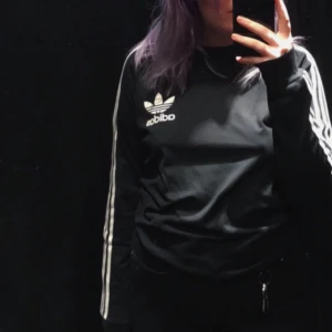  -  långärmad Adidas tröja i bra skick  Betalningen sker över swish och köparen står för eventuell frakt. 