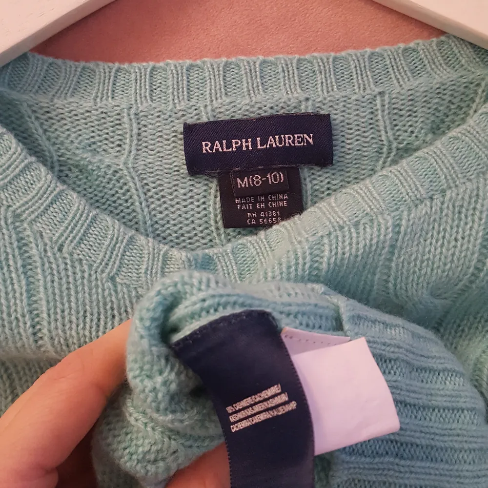 Kabelstickad tröja från ralph lauren. 100 % cashmere.  Passar storlek xs-s. Kan posta men då tillkommer frakt 🌸. Stickat.