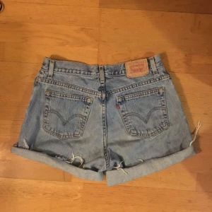  - Levis-shorts i storlek M. Men kan passa XS och S beroende på hur en vill ha dem. I modell 550. Säljes eller bytes mot ett par i större storlek 🌱