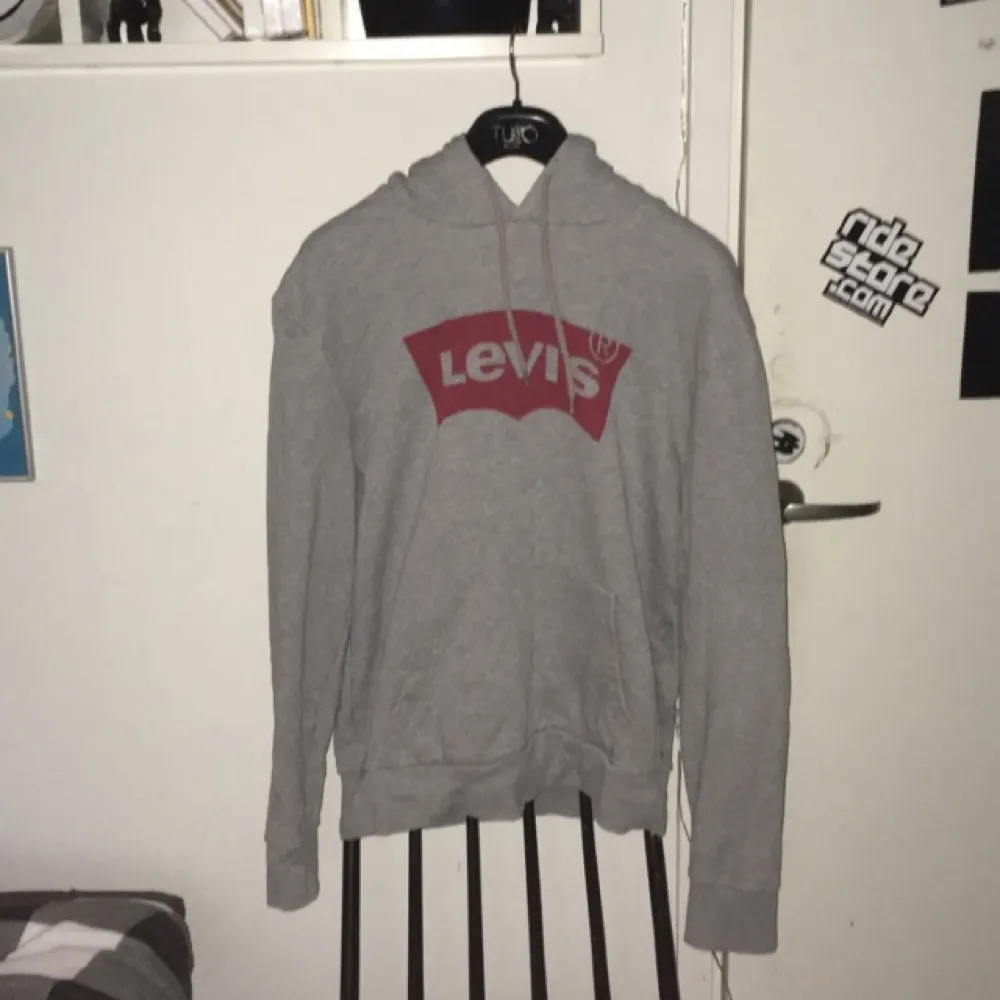 Levis hoodie, använd fåtal gånger och är i bra skick. Frakt 60kr . Hoodies.