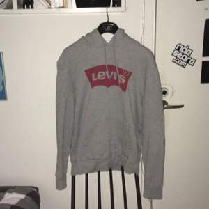 Levis hoodie, använd fåtal gånger och är i bra skick. Frakt 60kr 