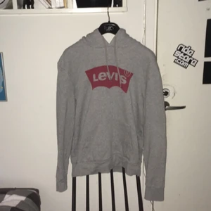  - Levis hoodie, använd fåtal gånger och är i bra skick. Frakt 60kr 