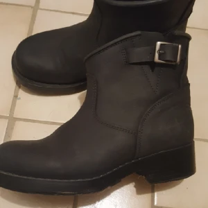  - mycket sparsamt använda jonny bulls, är märkta med stl 36 men jag som har 37 kan ha dem utan problem. kan skickas mot frakt! 😊