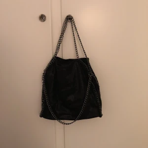  - Stella McCartney lookalike väska , aldrig använd, mellan stor man får plats med liten dator eller a4-block :) 