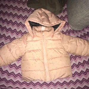  - Dunjacka från hm i väldigt fint skick, storlek 74! Använd av ett barn, avtagbar luva.  Djur finns i hemmet🐶 Finns i Saltsjö-Boo Har swish 🙂
