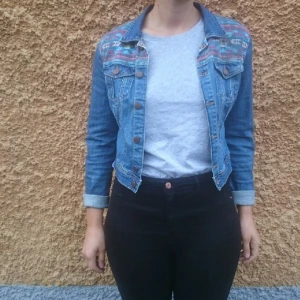  - Kort mönstrad jeansjacka från H&M Divided 