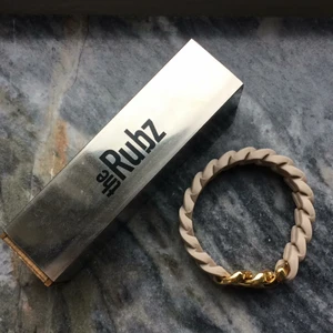  - Helt oanvänt armband från The Rubz. Beige/guldfärgad. Nypris: 490kr  Frakt tillkommer!