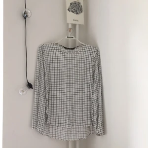  - Minimalistisk, enkel storrutig blus från Zara! Lite längre bak än fram, skönt material och ett rutmönster som medvetet ser lite "påmålat" ut. Aldrig använd! Evenutell frakt tillkommer, annars möts jag gärna upp i Göteborg! Har swish! 