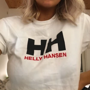  - Snygg vit helly Hansen T-shirt!! Jag använder swish!!💋💋 frakt står du för själv💕💕