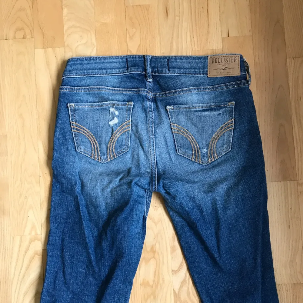 Blåa jeans med hål på knäna från Hollister, W25 L33. Jeans & Byxor.